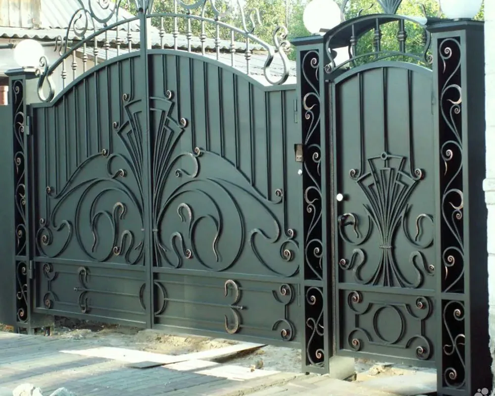 Demir Bahçe Kapıları