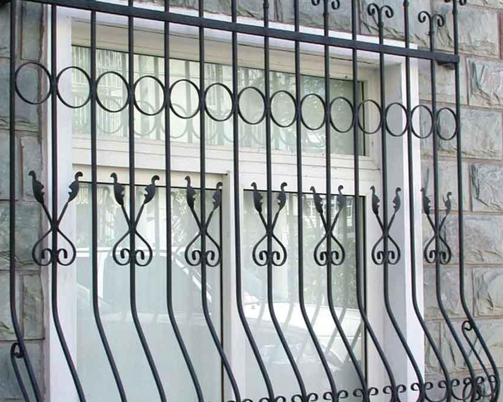 Demir Pencere Korkuluğu