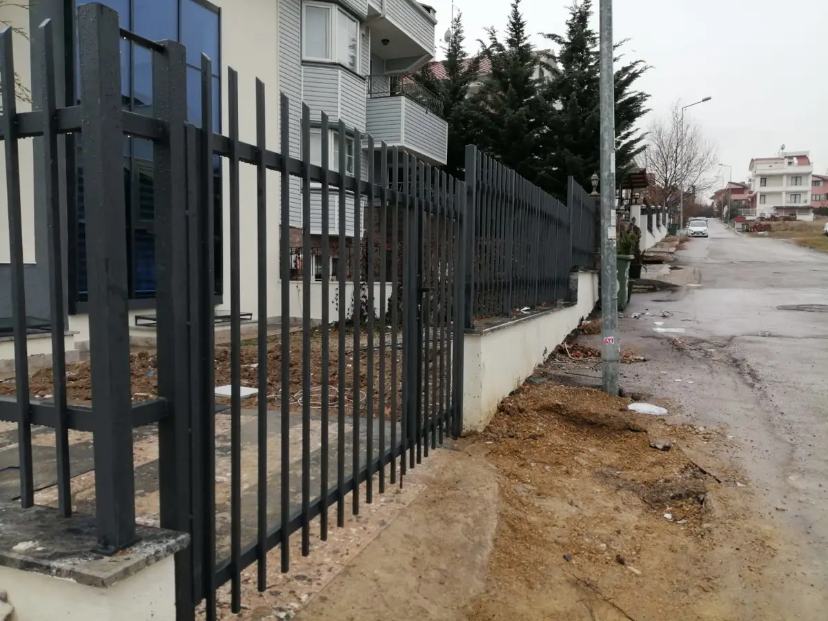 Demir Bahçe Korkuluğu